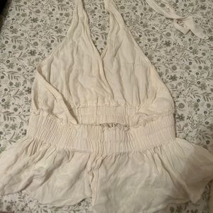 Cute summer top worn just a few times. It’s a halter with an open back!